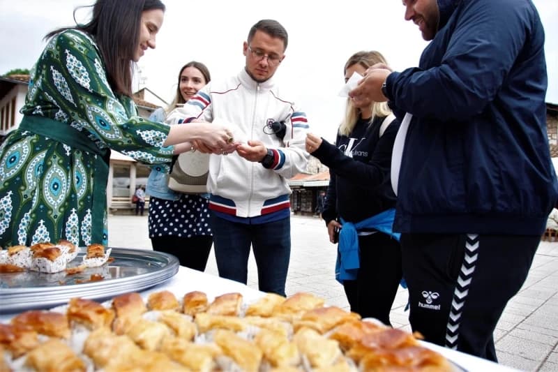 Benjamina Karić dijeli baklave 