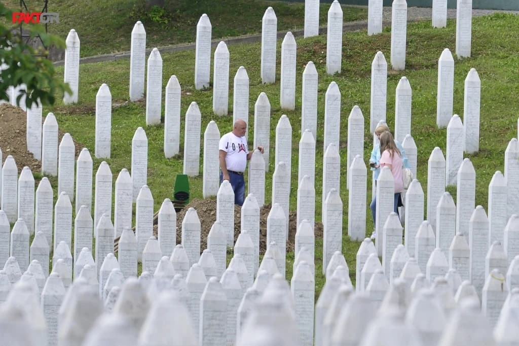 Brojne delegacije na obilježavanju 27. godišnjice genocida nad Bošnjacima Srebrenice