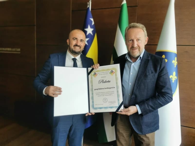 Izetbegoviću plaketa za podršku šampionskom timu mladih robotičara