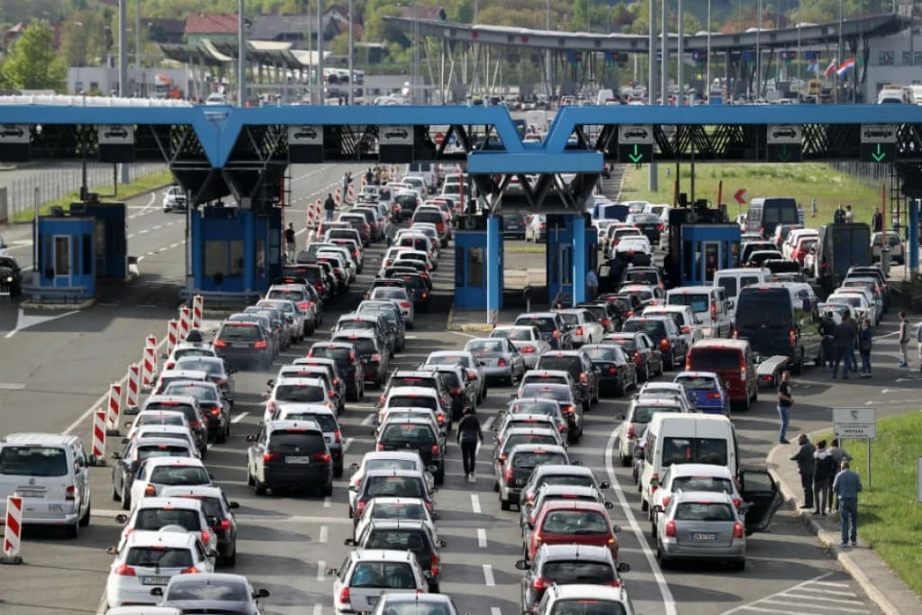 Kolone su duge s obje strane granice na Bregani