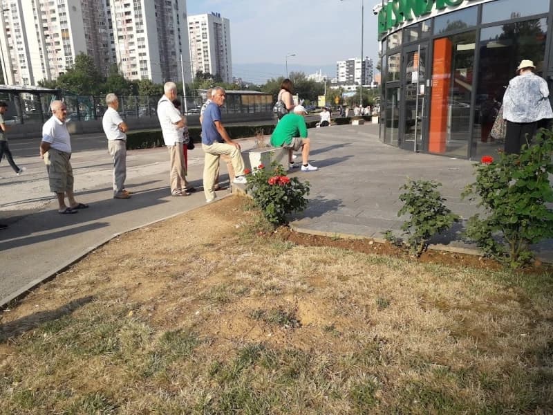 Penzioneri pred bankom 