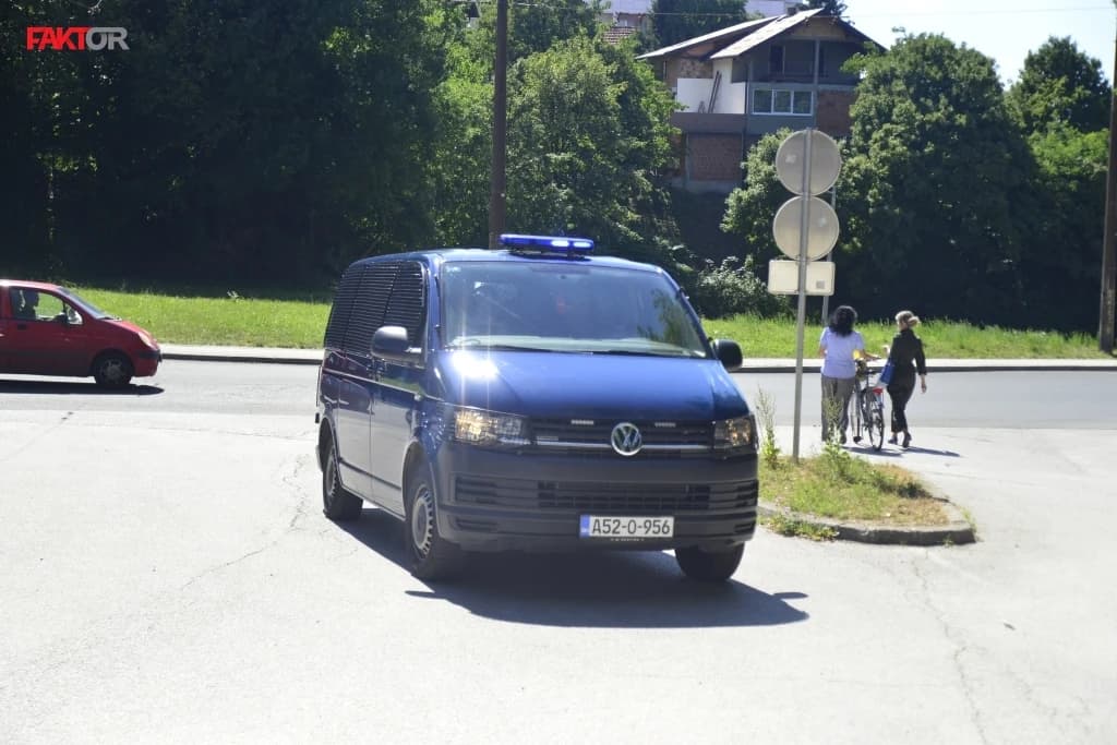 Uhapšeni u akciji "Rez" predati Tužilaštvu BiH, oduzeta tri  BMW-a, pištolji, puška, bomba...