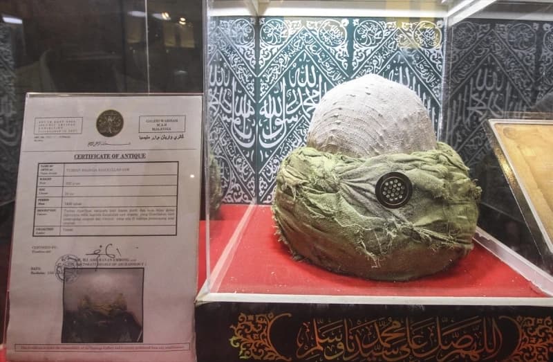 Obuća, turbani, mačevi i štapovi: U Indoneziji otvorena izložba relikvija poslanika Muhammeda