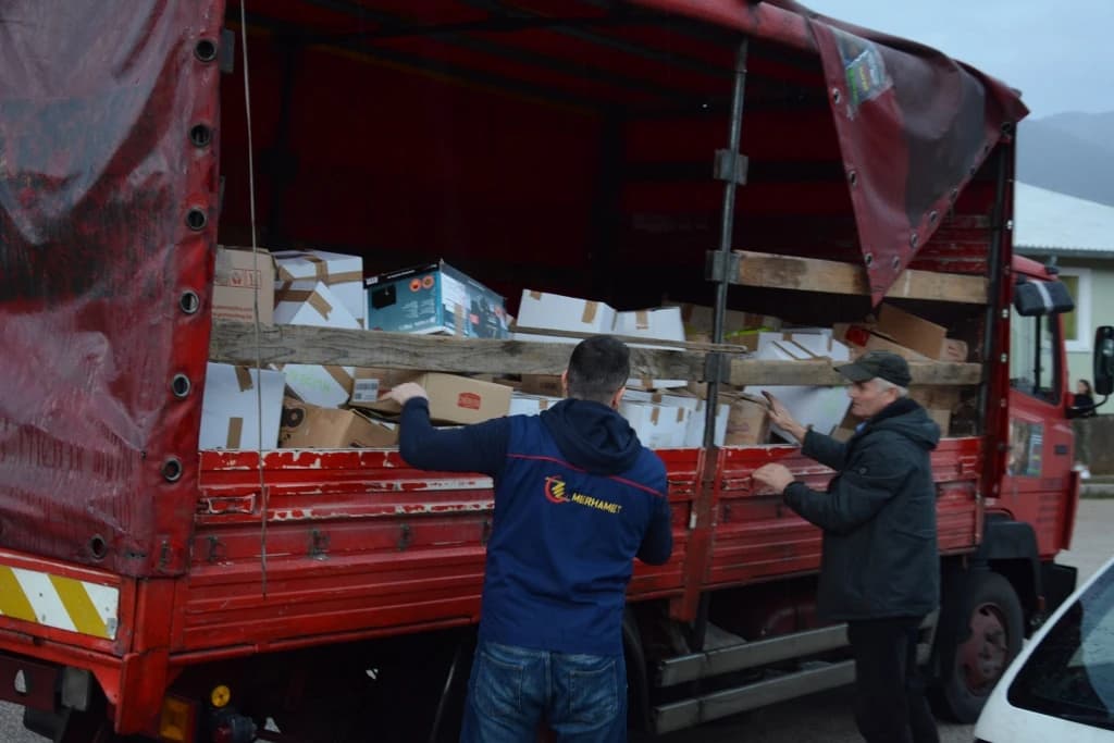 Merhametov konvoj: Slatkiši obradovali djecu u izbjegličkom centru "Salakovac"