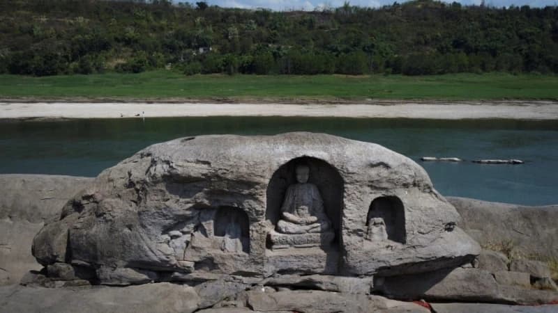 Budističke statue u rijeci Jangce