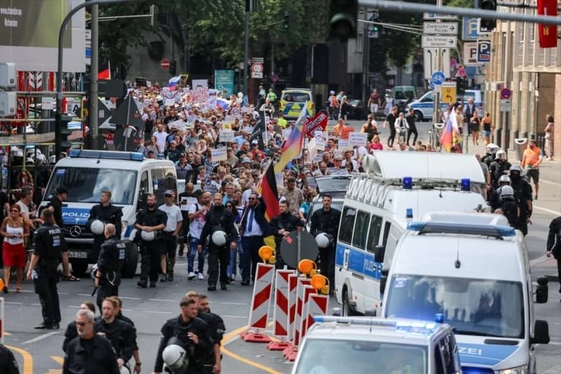 Ruske zastave na protestu u Kelnu