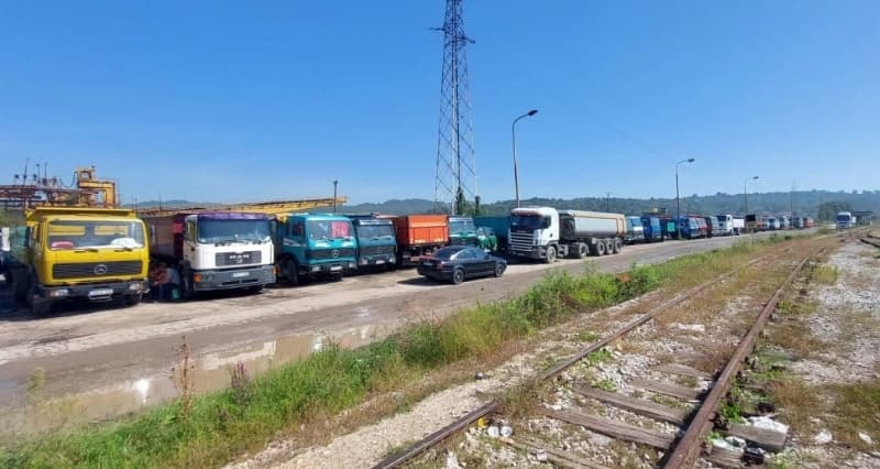 Kamion ispred Površinskog kopa Šikulje