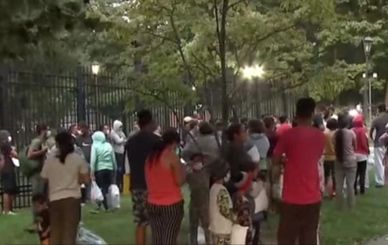 Migranti pred rezidencijom Kamale Harris