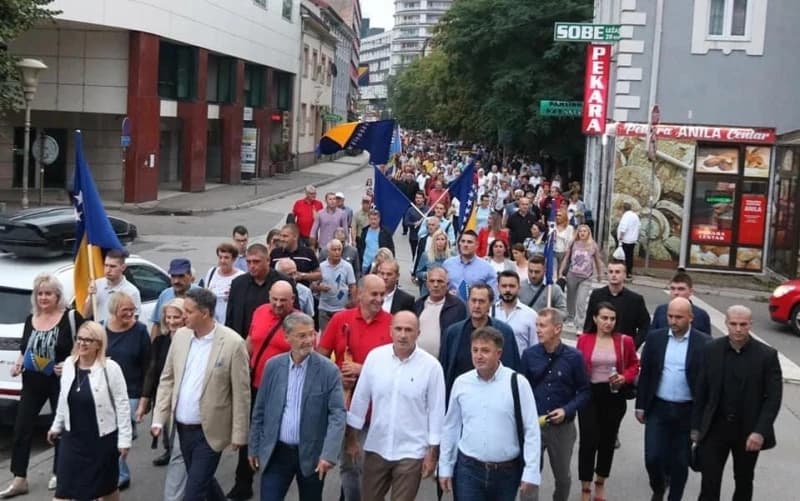 Šetnja Denisa Bećirovića u Tuzli