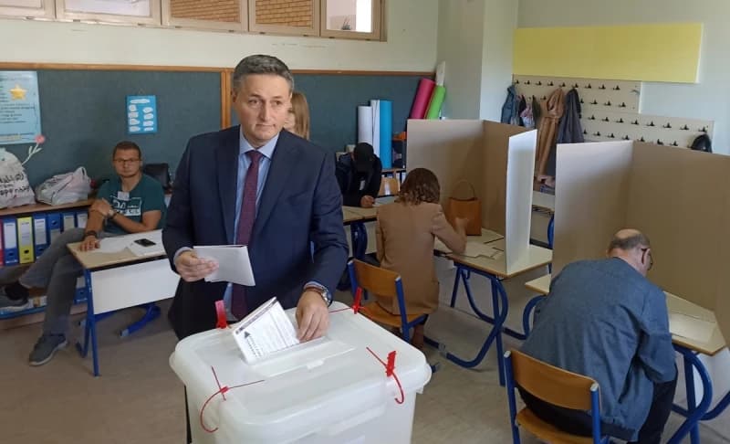 Bećirović glasao u OŠ Sjenjak