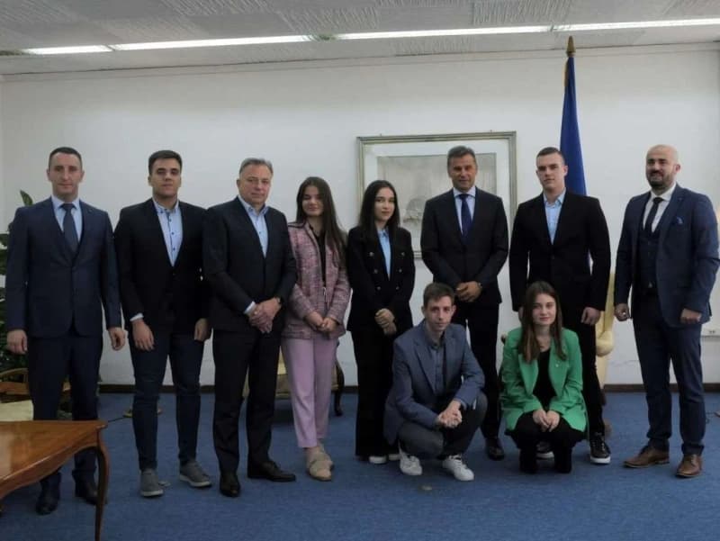 Amir Zukić i Fadil Novalić sa članovima Robotičke reprezentacije
