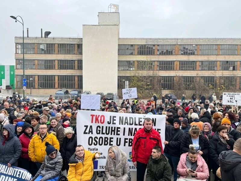 protest osoba sa invaliditetom ispred zgrade Vlade FBiH
