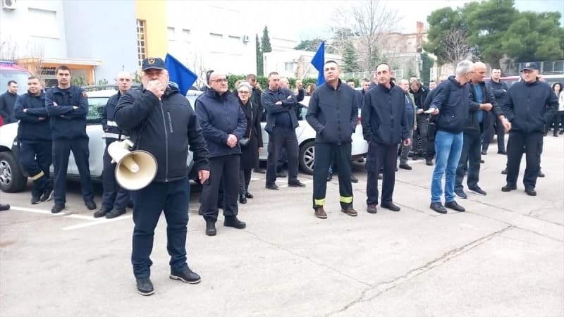 Mostarski vatrogasci protestvovali pred Vijećnicom