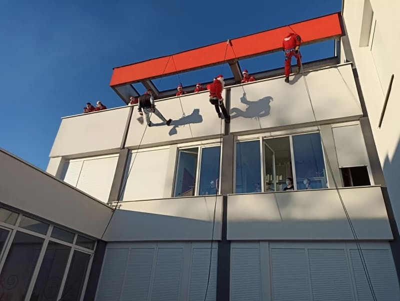 Podjela paketića na UKC-u Tuzla