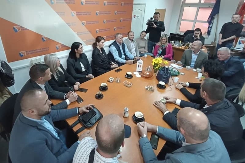 Potpisivanje izjave u prostrijama DF-a