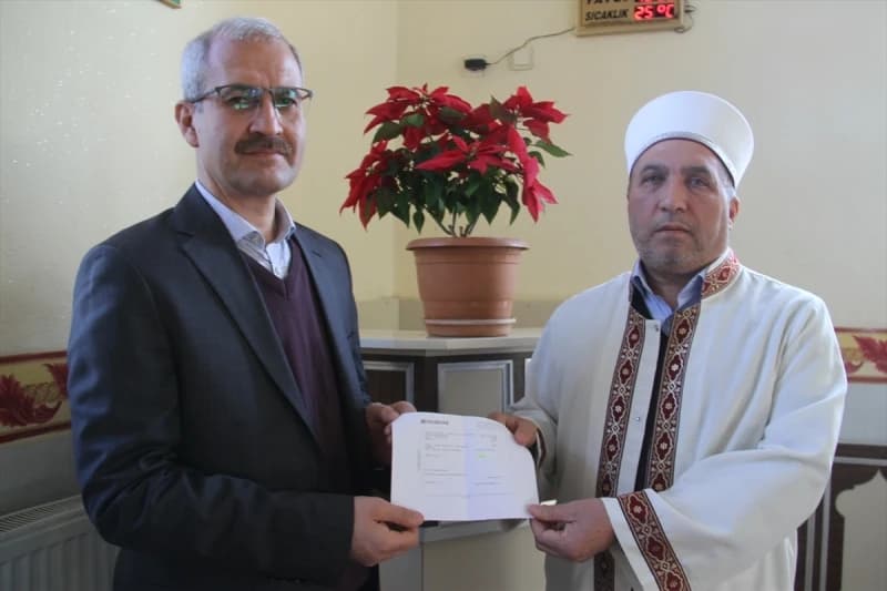 Imam u Turskoj stavio cvijet iz džamije na aukciju, novac donirao žrtvama zemljotresa