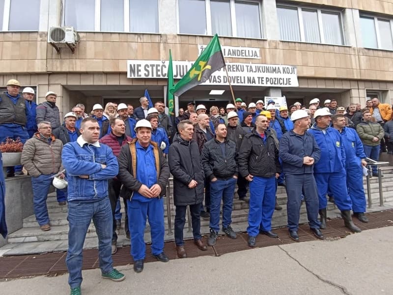 Rudari ispred upravne zgrade "Kreke"