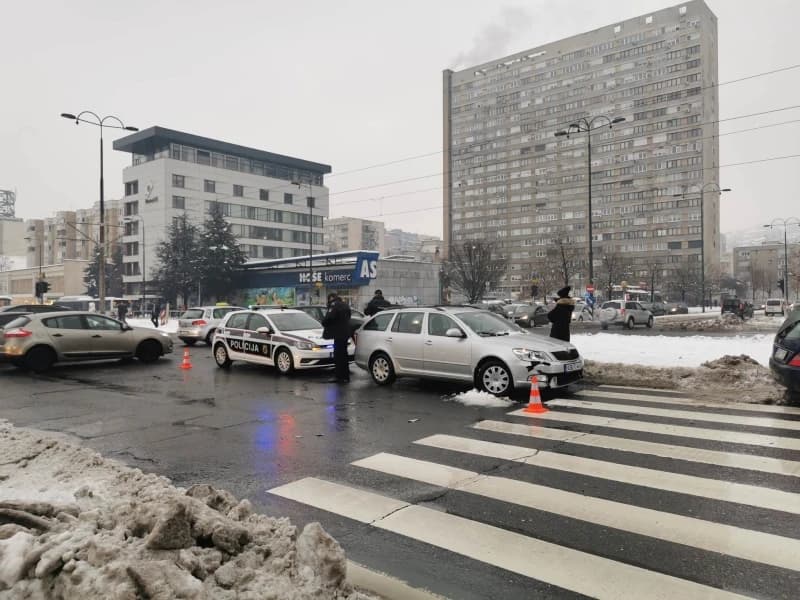 Sarajevo: Sudar dva automobila u naselju Socijalno, jedna osoba povrijeđena