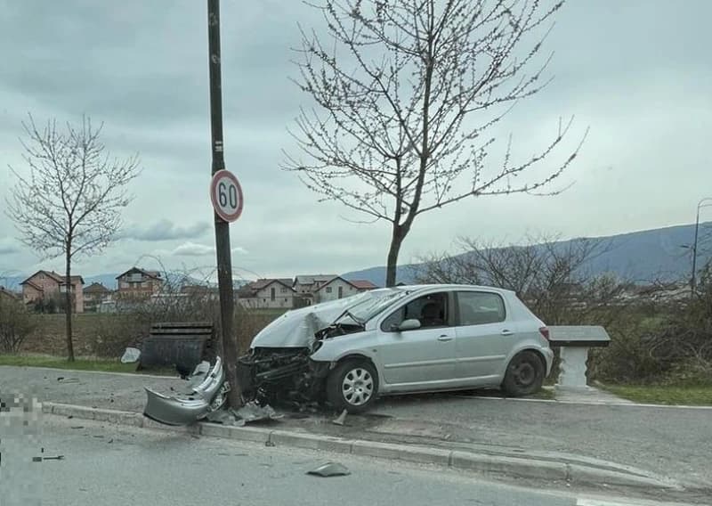 Automobil udario u stub na Ilidži, povrijeđena jedna osoba