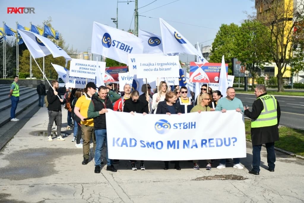 Protestni uranak ispred Parlamenta BiH, trgovci pitaju "Kad smo mi na redu?"