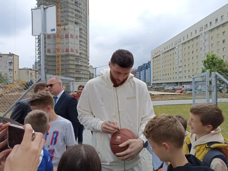 Jusuf Nurkić potpisuje autograme