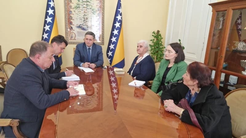 Bećirović razgovarao sa predstavnicima Udruženja žrtava i svjedoka genocida i "Majkama Srebrenice"
