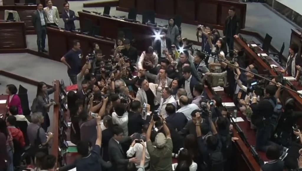 Tuča u parlamentu Hong Konga