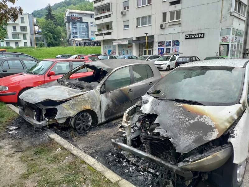 Potpuno uništeni automobili