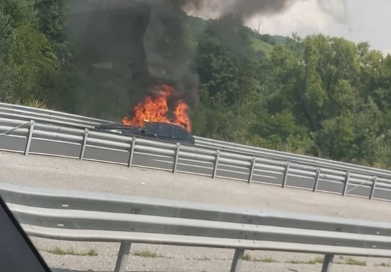 Gori automobil na autocesti
