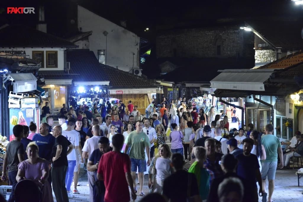 Topla noć, ulice prepune šetača 