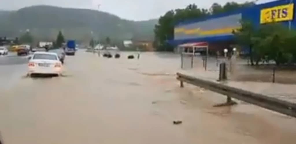 Zbog odrona i vode na kolovozu obustavljen saobraćaj u mnogim dijelovima BiH
