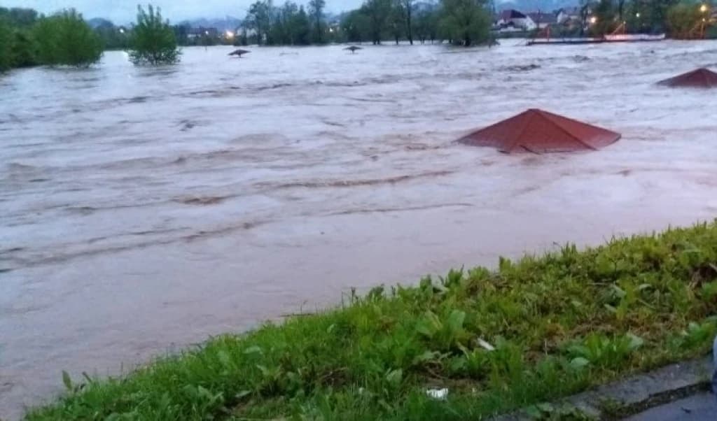 U Tesliću vanredna situacija: Sutra nema nastave, moguć nestanak vode i struje 
