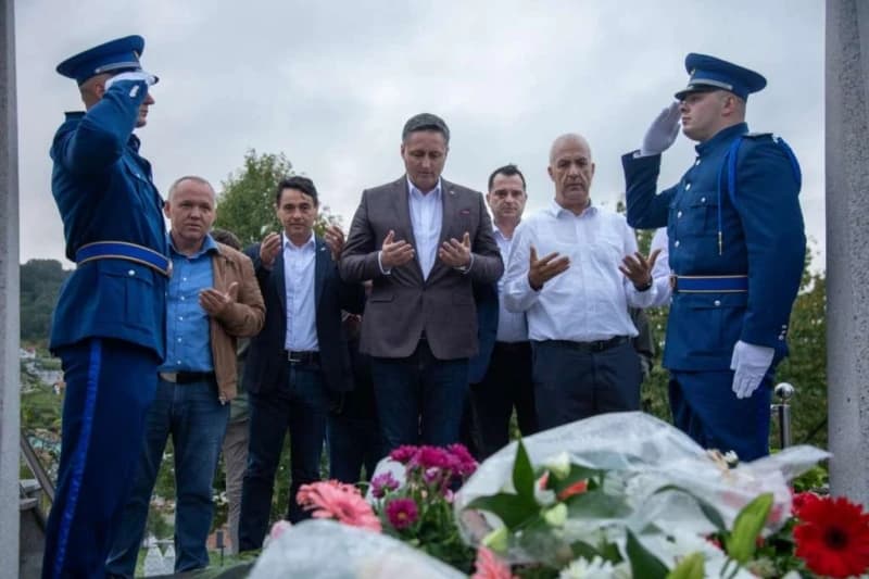 Denis Bećirović odao počast