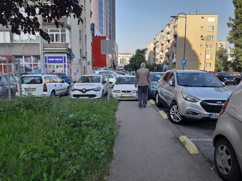 Trotoari blokirani, Džemala Bijedića 