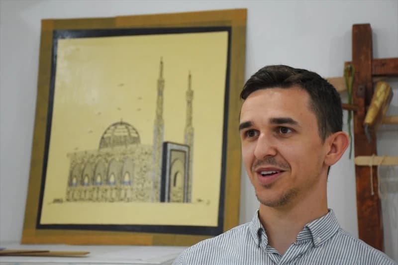 Kaligraf Abdulhak Hadžimejlić ispisao levhu u obliku sarajevske Istiklal džamije