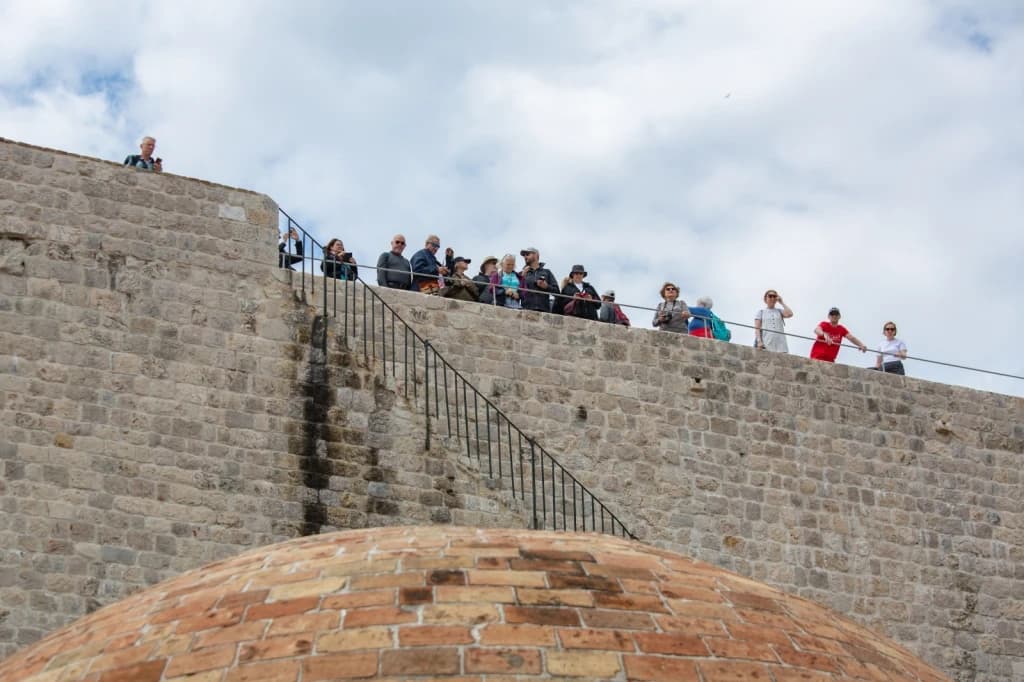 Turista pao sa dubrovačkih zidina