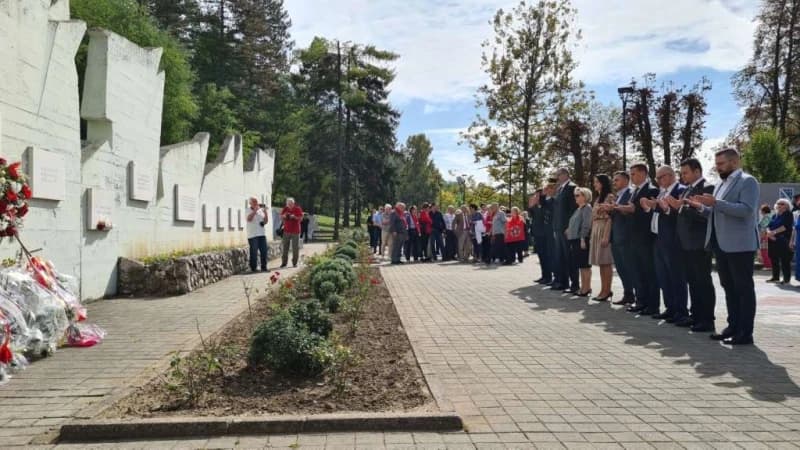 Polaganjem cvijeća i odavanjem počasti obilježen 2. oktobar - Dan oslobođenja Tuzle