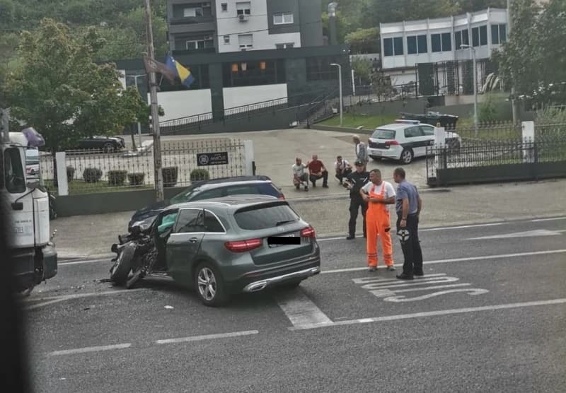 Teža nesreća u Vrapčićima: "Mercedes" podletio pod kamion, dvije osobe teško povrijeđene