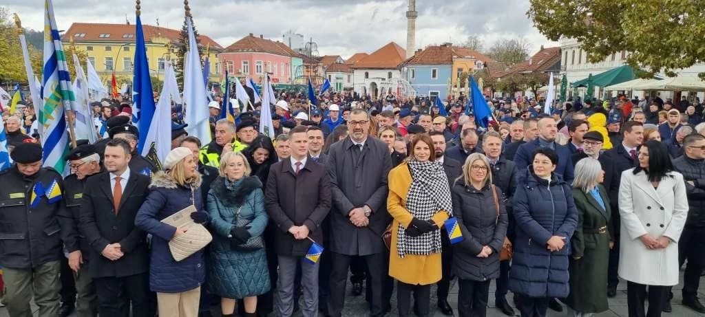Defileom i umjetničkim programom u Tuzli obilježen Dan državnosti BiH