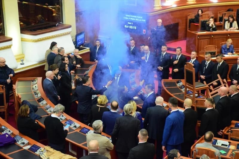 Burna sjednica: Skupština Albanije ukinula imunitet bivšem premijeru Saliju Berishi, otvoren put za njegovo hapšenje