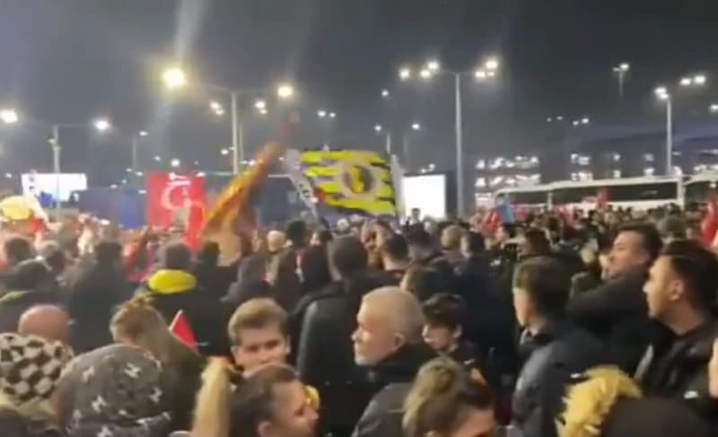 Nerealne scene iz Istanbula: Ujedinili se navijači Fenera, Galate i Bešiktaša