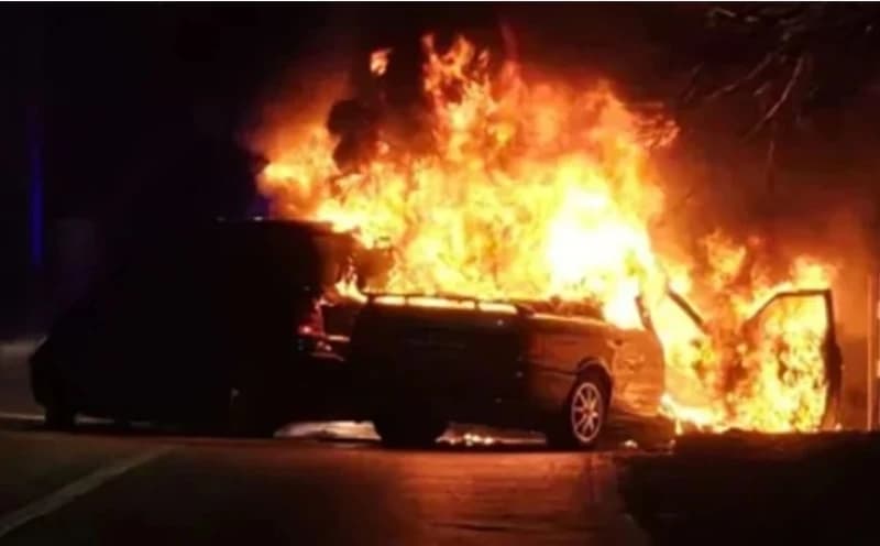 Nakon sudara zapalila se dva automobila u Ljubuškom, prolazinici spašavali putnike