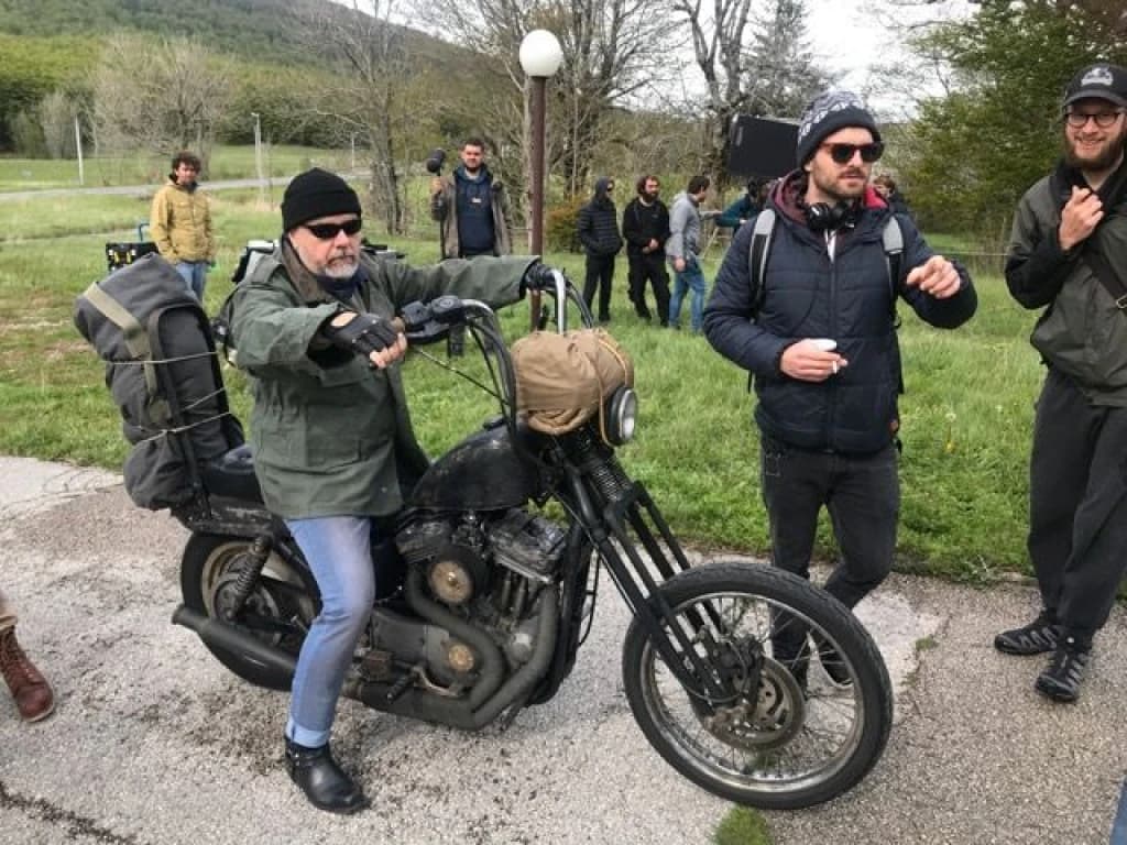 Detalj sa seta: Nikola Kojo kao bajker