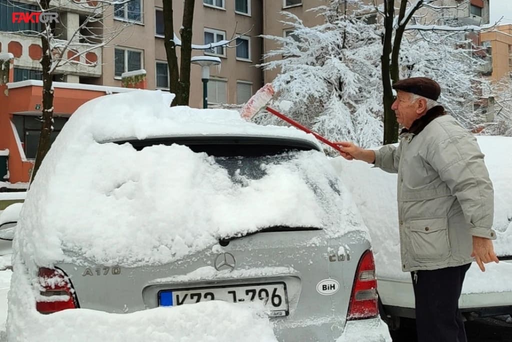  Snijeg u Sarajevu: Građani čiste automobile, ulaze u radnje i zgrade, tu je i poneka grtalica