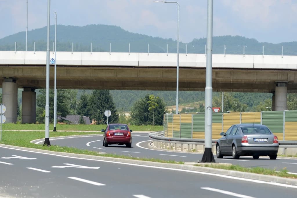 Magla smanjuje vidljivost uz riječne tokove i višim predjelima