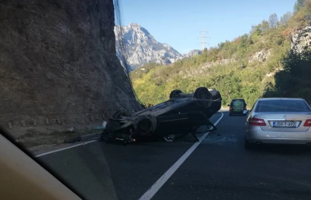 U prevrtanju "peugeota" lakše povrijeđen vozač 