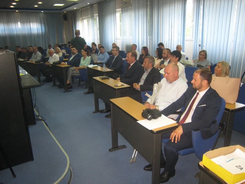 Povjereništvo SDP-a u Tuzli traži od dvojice zastupnika da vrate mandate stranci