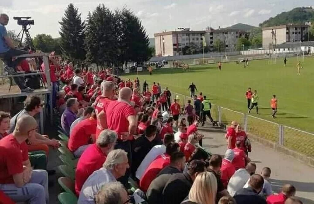 Stadion u Visokom obojeno u crveno