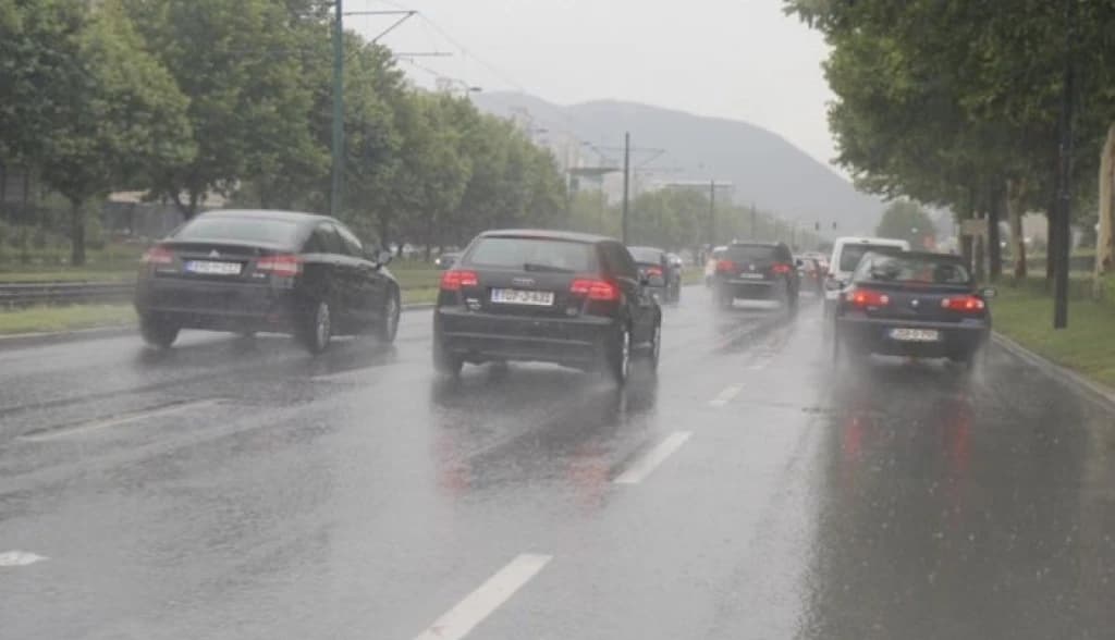 Oprez: Kolovoz mokar i klizav, učestali odroni