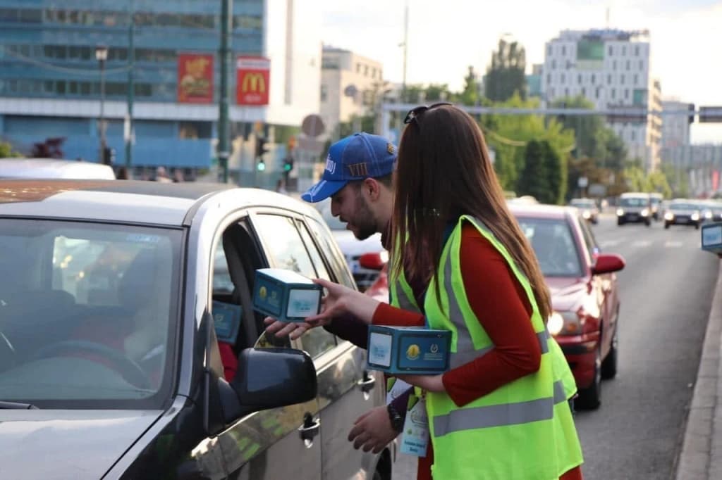 Vozačima u centru Sarajeva dijelili paketiće
